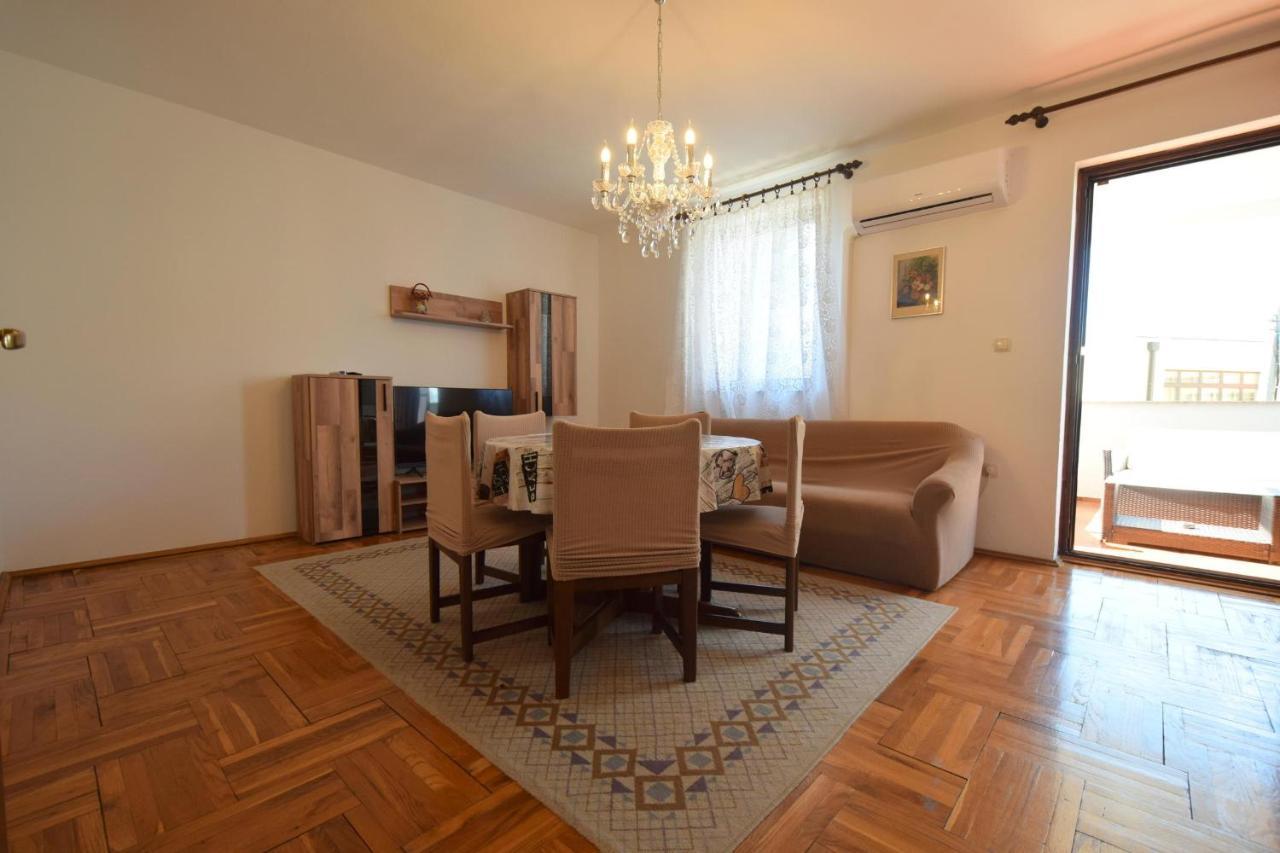 Apartments Petrovic Малинска Екстериор снимка