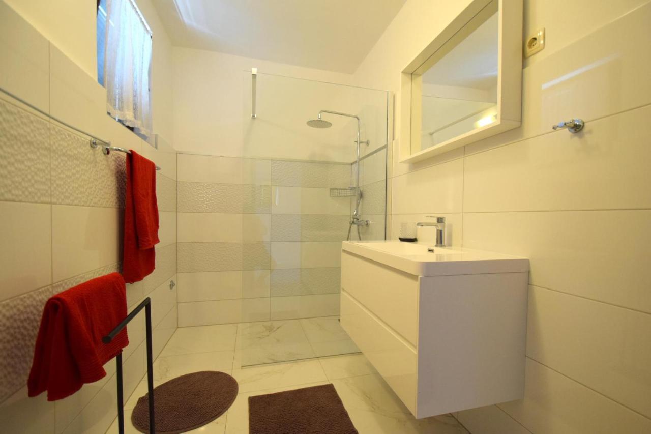 Apartments Petrovic Малинска Екстериор снимка