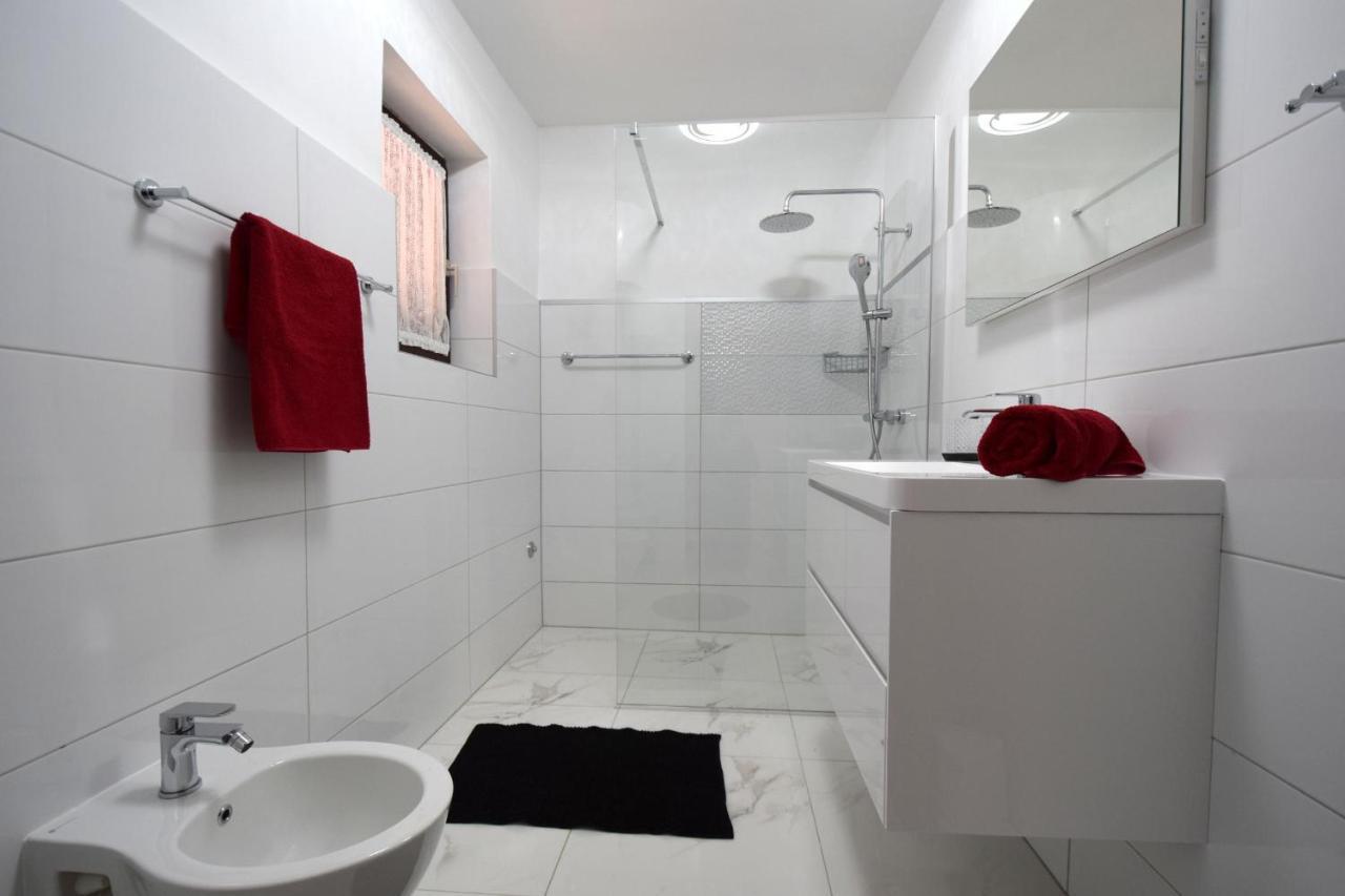 Apartments Petrovic Малинска Екстериор снимка